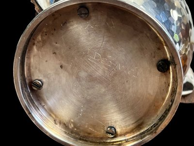 JEAN DEPRÉS ( 1889-1980 ) / SERVICE A THÉ ET CAFÉ EN MÉTAL ARGENTÉ MARTELÉ SIGNÉ