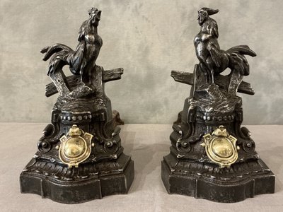 Paire de chenets anciens en fonte et bronze d'époque 19 ème modèle aux coqs