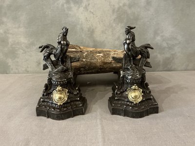 Paire de chenets anciens en fonte et bronze d'époque 19 ème modèle aux coqs