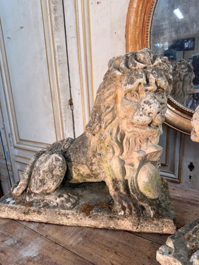 Paire de lions ancien 