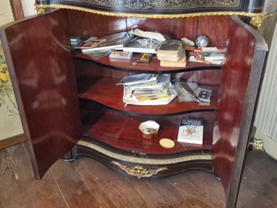 Grand buffet galbé en bois noirci et marqueterie Boulle de laiton