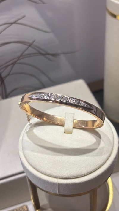 Bracelet rigide ouvrant en or 18k et diamants