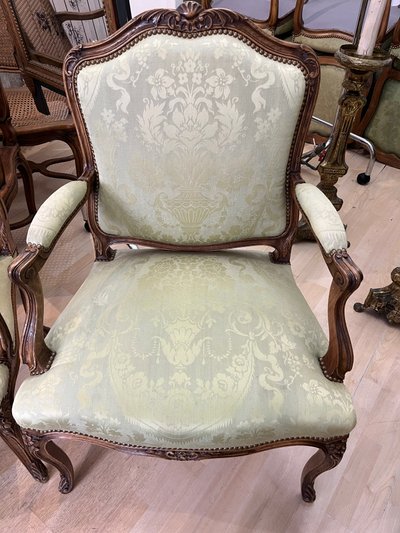 Paire de larges fauteuils en noyer sculpté . 