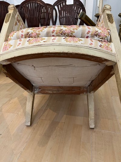 Fauteuil Époque Empire rechampi et doré. Décor de palmettes et rosace 