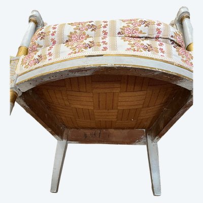 Fauteuil Époque Empire rechampi et doré. Décor de palmettes et rosace 