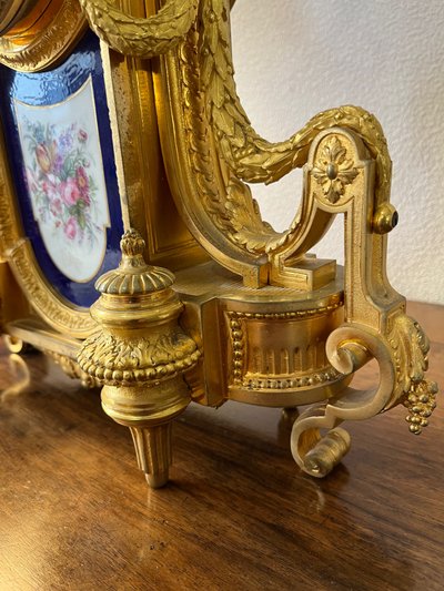 Belle pendule en bronze ciselé et doré à riche décor de dauphins, guirlandes de feuilles de chêne , 