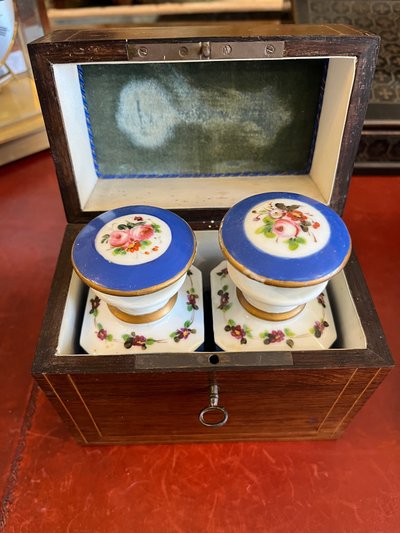 Coffret en palissandre et Marquetterie, renfermant 2 flacons en porcelaine de Paris