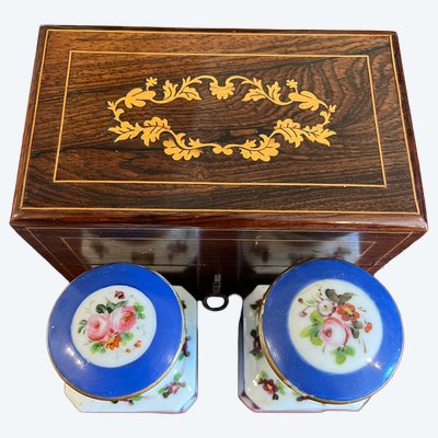 Coffret en palissandre et Marquetterie, renfermant 2 flacons en porcelaine de Paris