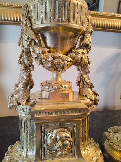 Paire de Chenets en bronze doré et ciselé – Style Louis XVI, Époque XIXe siècle