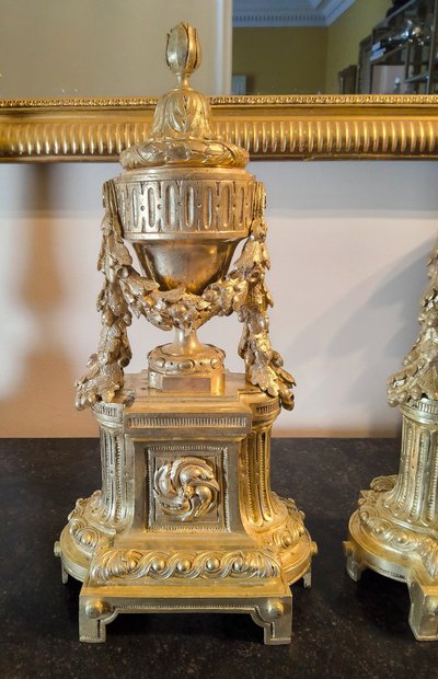 Paire de Chenets en bronze doré et ciselé – Style Louis XVI, Époque XIXe siècle