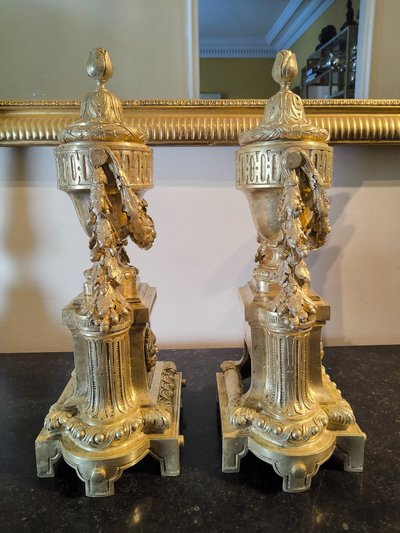 Paire de Chenets en bronze doré et ciselé – Style Louis XVI, Époque XIXe siècle