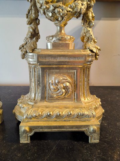 Paire de Chenets en bronze doré et ciselé – Style Louis XVI, Époque XIXe siècle