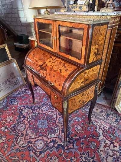 SECRETAIRE A CYLINDRE FORMANT VITRINE