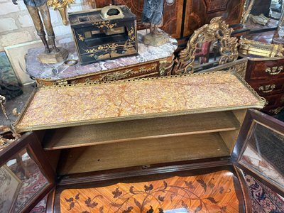 SECRETAIRE A CYLINDRE FORMANT VITRINE