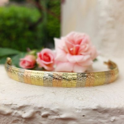 Bracelet ruban trois ors 14k, lamelles articulées ciselées