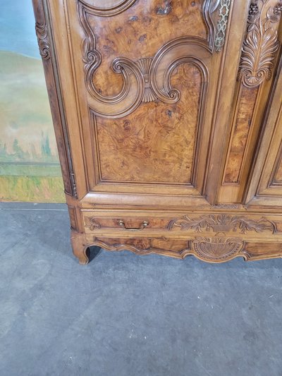 Armoire bressane en noyer et orme