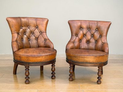 PAIRE DE CHAISES DE LECTURE DE STYLE VICTORIEN EN CUIR VÉRITABLE DES ANNÉES 60