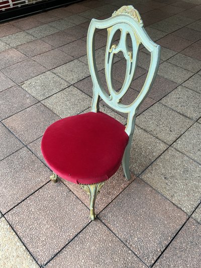 Six chaises ''Baroque'' en bois peint et doré