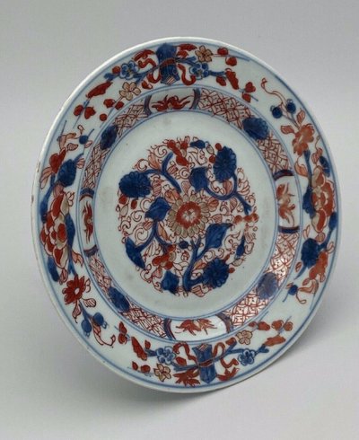 Piatto in porcellana Imari con disegno floreale Giappone