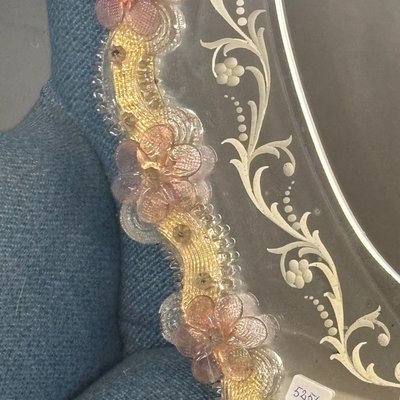 Specchio modernariato  vetro Murano mid Century anni 50 ovale . con fiori rosa e disegni satinati . 