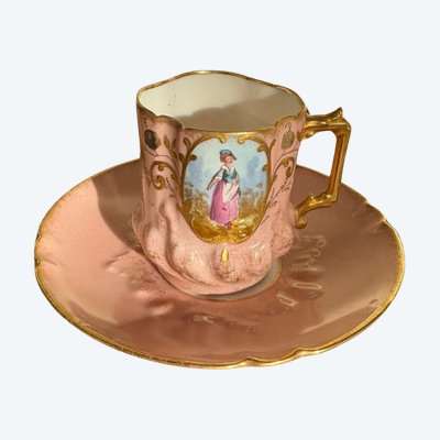 Tasse et sous-tasse ancienne en porcelaine rose – décor romantique au médaillon – dorures et relief 