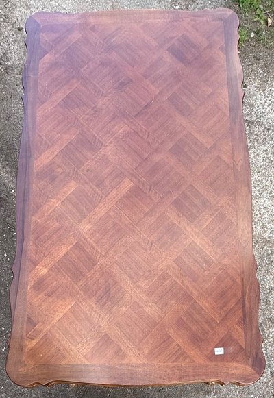 Tisch im italienischen Stil