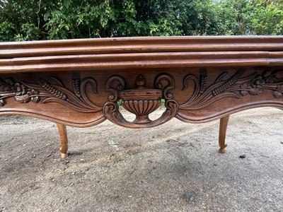 Tisch im italienischen Stil