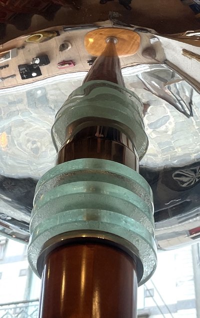 Stehlampe im Art-Deco-Stil aus Holz, verchromtem Metall und Glas