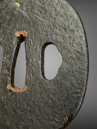 Tsuba naga-maru-gata en fer forgé et incrusté à décor d’un paysage - Période Edo (1603-1868). 