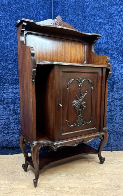 State-of-the-art mahogany cabinet from the Napoleon III era, circa 1880