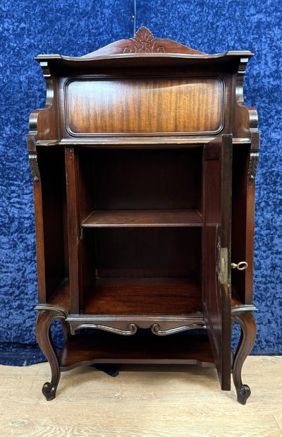 State-of-the-art mahogany cabinet from the Napoleon III era, circa 1880