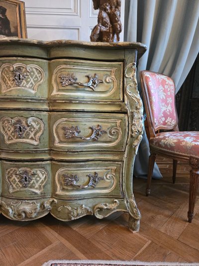 Cassettone a balestra di epoca Luigi XV, opera mitteleuropea, metà del XVIII secolo.
