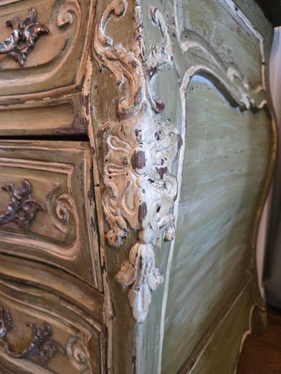 Cassettone a balestra di epoca Luigi XV, opera mitteleuropea, metà del XVIII secolo.