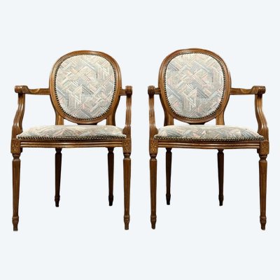 Paire de fauteuils louis XVI a dossiers médaillons
