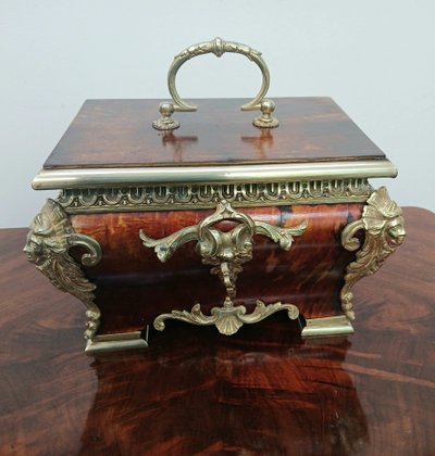 Schatulle aus Schildpatt und Bronze