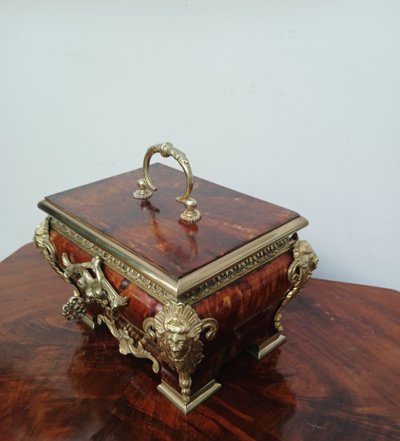 Schatulle aus Schildpatt und Bronze