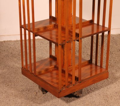 Libreria girevole in legno di tasso e medaglione