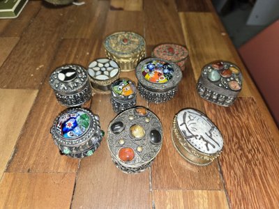 10 orientalistische Pillendosen aus Silber und versilbertem Metall