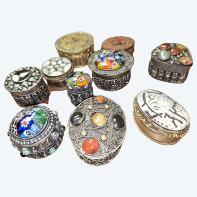 10 orientalistische Pillendosen aus Silber und versilbertem Metall