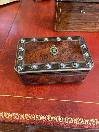 Schatulle aus Akazienholz mit Nägeln