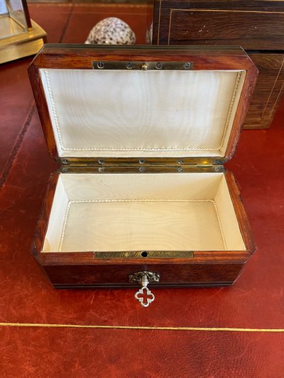 Schatulle aus Akazienholz mit Nägeln