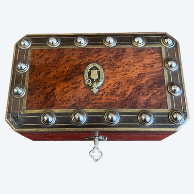 Schatulle aus Akazienholz mit Nägeln