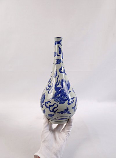 Vaso piriforme vietnamita in porcellana Hué blu decorato con draghi inizio XX secolo
