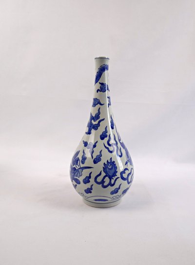 Vaso piriforme vietnamita in porcellana Hué blu decorato con draghi inizio XX secolo