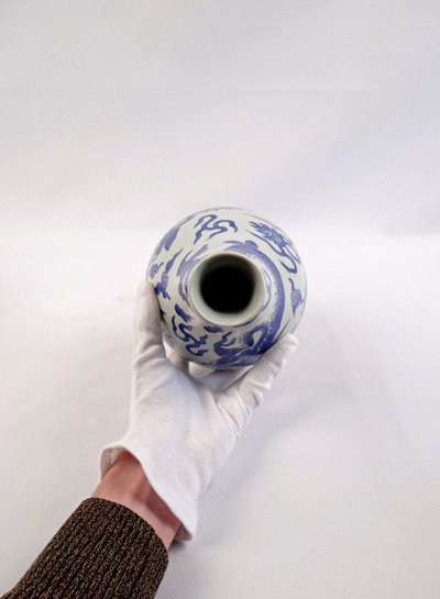 Vaso piriforme vietnamita in porcellana Hué blu decorato con draghi inizio XX secolo