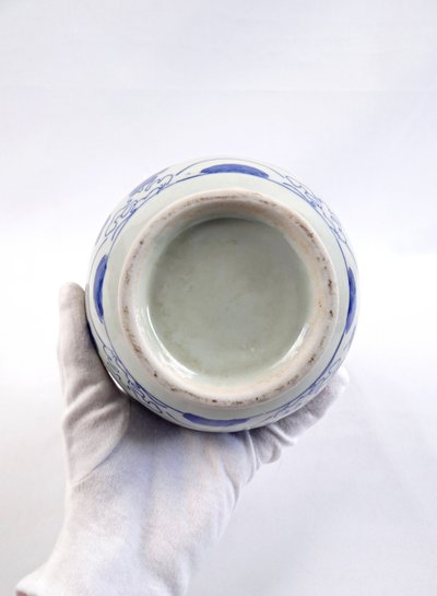 Vaso piriforme vietnamita in porcellana Hué blu decorato con draghi inizio XX secolo