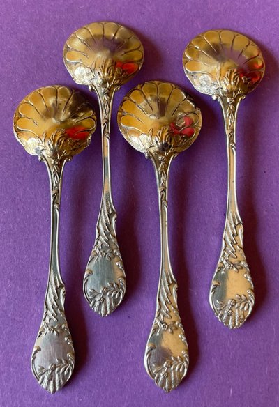 Ecrin de 4 salerons et 4 pelles à sel.