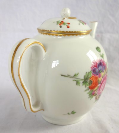 Théière en porcelaine d'époque Louis XVI attribuée à la Manufacture du duc d'Angoulême, vers 1780
