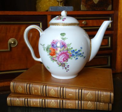 Théière en porcelaine d'époque Louis XVI attribuée à la Manufacture du duc d'Angoulême, vers 1780