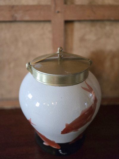 Japan XXth: Porcelain vase decorated with Koi carp